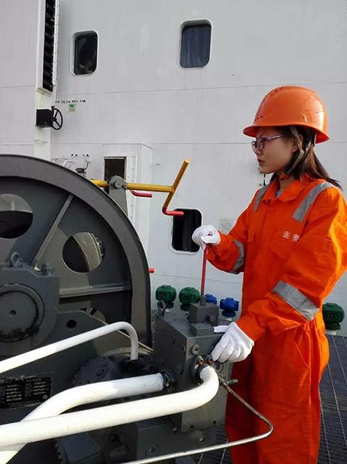 随着现代船舶技术发展和自动化系统的应用,海员船上劳动负荷减轻,女性